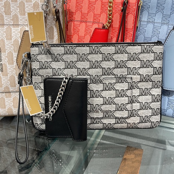 MICHAEL KORS JET SET ITEM LG 2 in 1 CARD CASE & WRISTLET
Black 
NWT - Picture 2 of 16